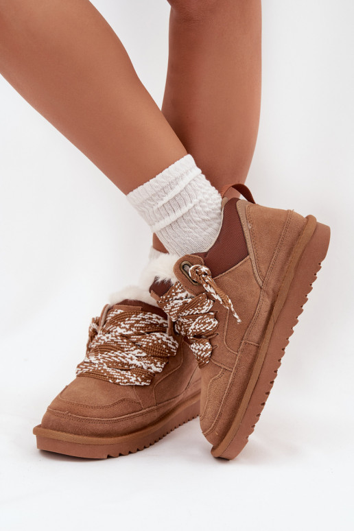 dalla pelle scamosciata Stivali da neve Femminile con una pelliccia I Grubym Allacciaturam Vinceza 97963 colore marrone