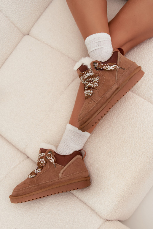 dalla pelle scamosciata Stivali da neve Femminile con una pelliccia I Grubym Allacciaturam Vinceza 97963 colore marrone