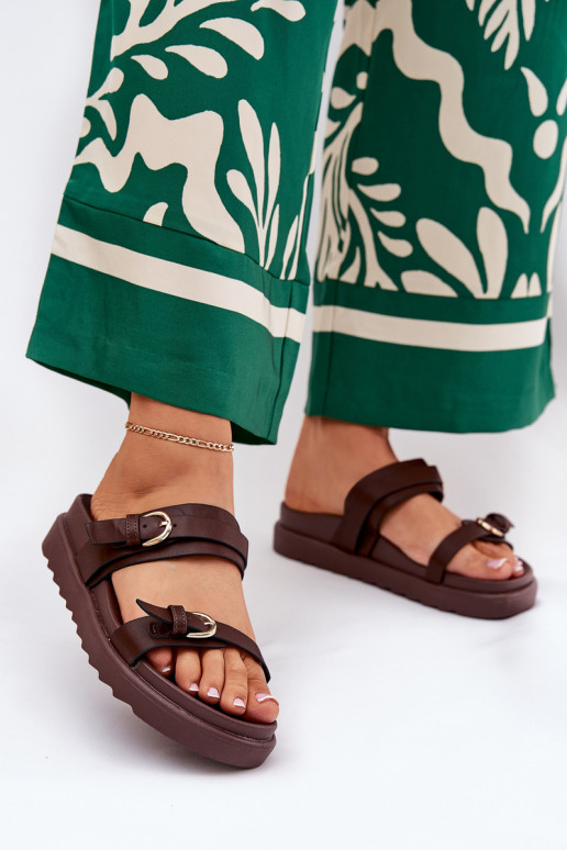 Pantofole da donna con una piattaforma Ze colore doratomi con fibbiemi colore marrone INernone