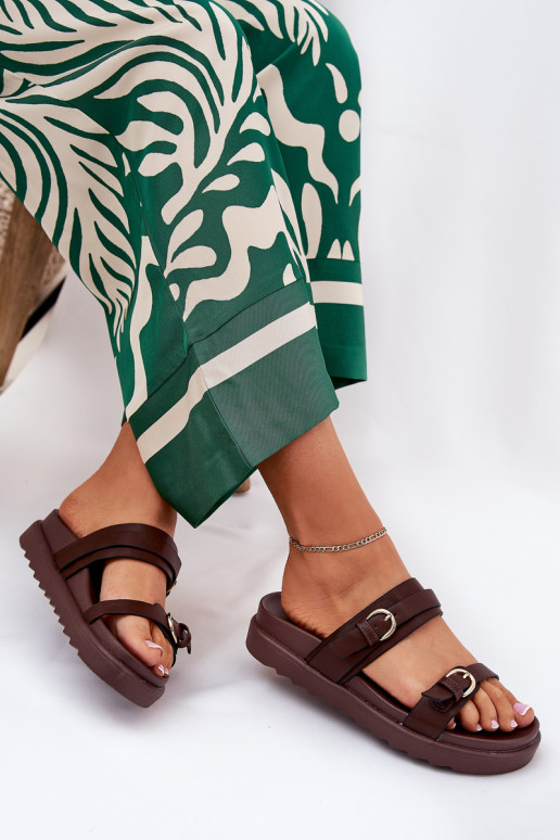 Pantofole da donna con una piattaforma Ze colore doratomi con fibbiemi colore marrone INernone