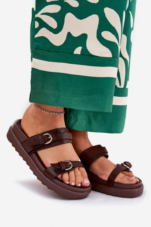 Pantofole da donna con una piattaforma Ze colore doratomi con fibbiemi colore marrone INernone