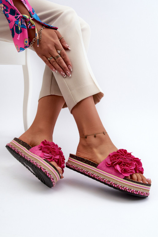 Pantofole da donna con una piattaforma Ozdobione con motivi florealikami colore rosa Nodina