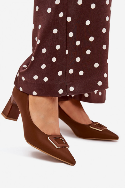 Scarpe con i tacchi decorare con fibbie colore marrone Seriva