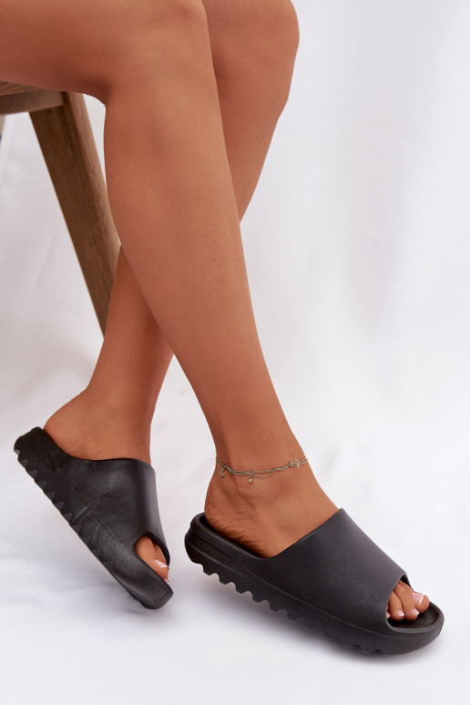 Pantofole da donna con una piattaforma colore nero Olyria