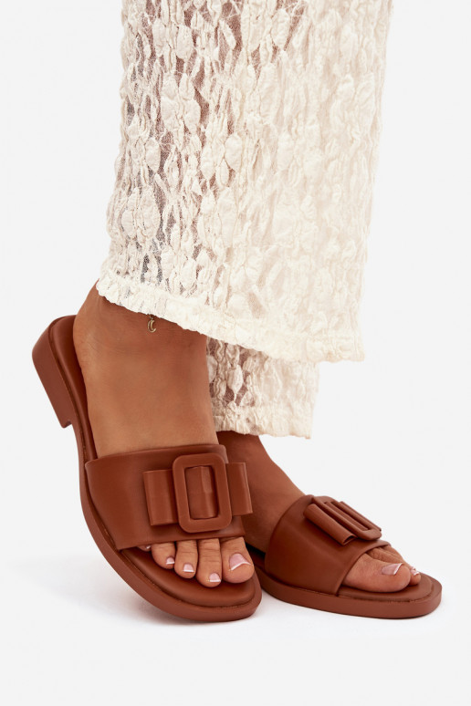 Pantofole da donna con tacchi larghi con fibbie colore marrone Melivra