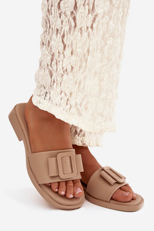 Pantofole da donna con tacchi larghi con fibbie beige Melivra