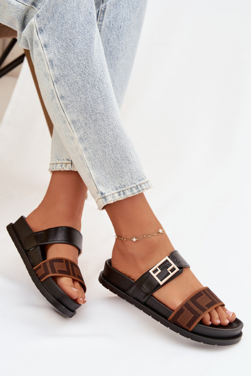 Pantofole da donna con fibbie dorate, colore nero