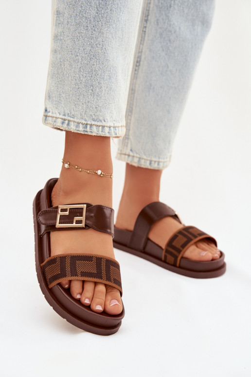 Pantofole da donna con fibbie dorate, colore marrone