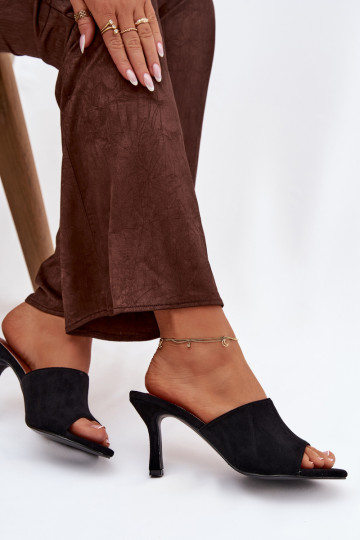 Pantofole da donna con tacchi sottiliin ecopelle scamosciatau colore nero Isolia