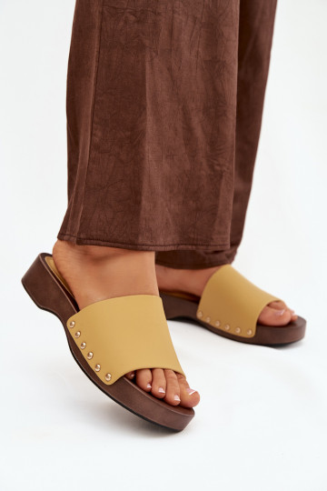 Pantofole da donna con rivetti colore giallo Terissa 2