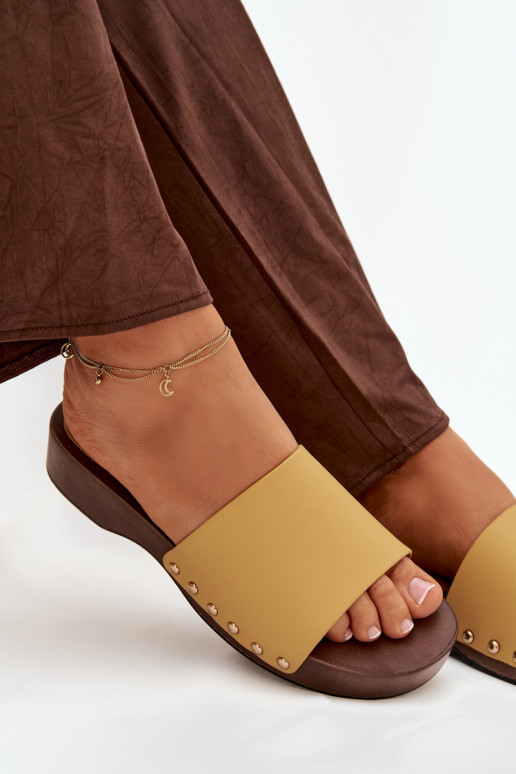 Pantofole da donna con rivetti colore giallo Terissa