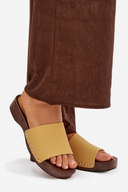 Pantofole da donna con rivetti colore giallo Terissa