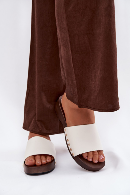 Pantofole da donna con rivetti Colore bianco Terissa