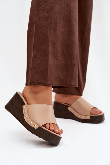 Pantofole da donna Su un cuneo Ze colore doratomi Borchie beige Arionne 2