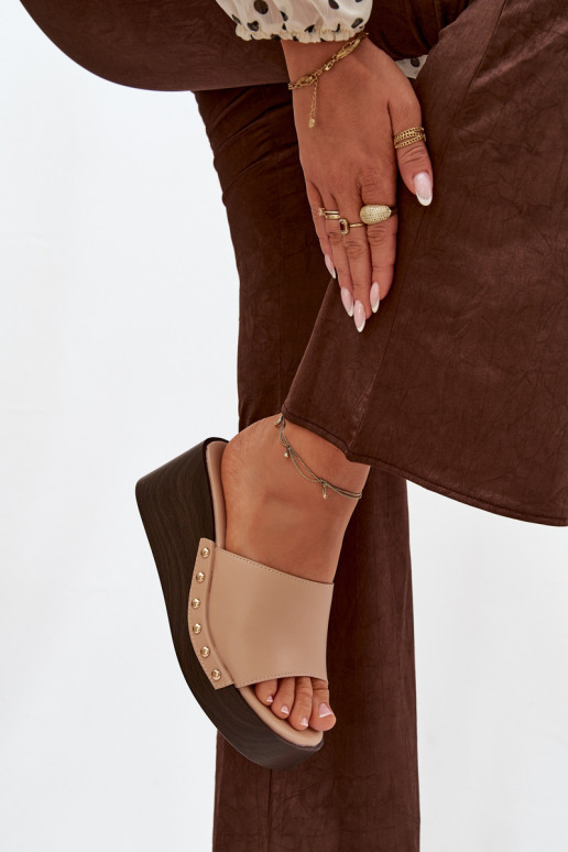 Pantofole da donna Su un cuneo Ze colore doratomi Borchie beige Arionne