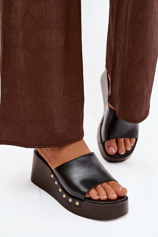 Pantofole da donna Su un cuneo Ze colore doratomi Borchie colore nero Arionne