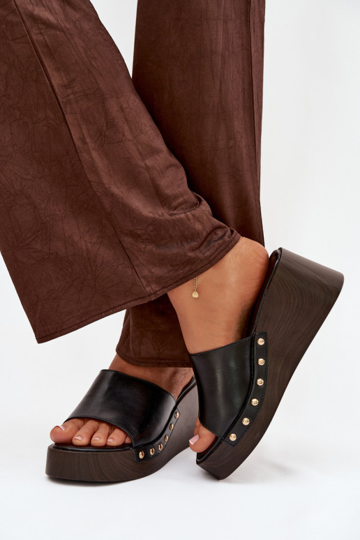 Pantofole da donna Su un cuneo Ze colore doratomi Borchie colore nero Arionne