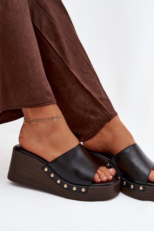 Pantofole da donna Su un cuneo Ze colore doratomi Borchie colore nero Arionne