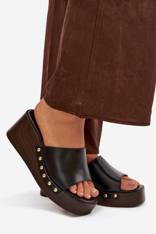 Pantofole da donna Su un cuneo Ze colore doratomi Borchie colore nero Arionne