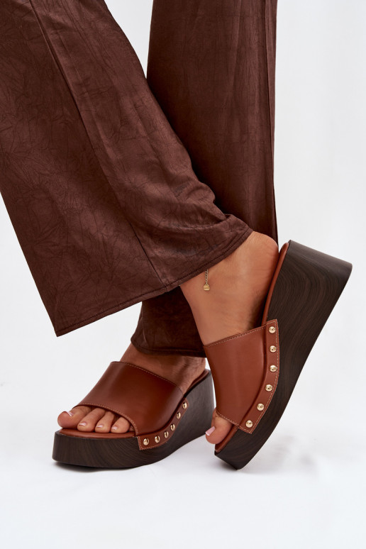 Pantofole da donna Su un cuneo Ze colore doratomi Borchie colore marrone Arionne