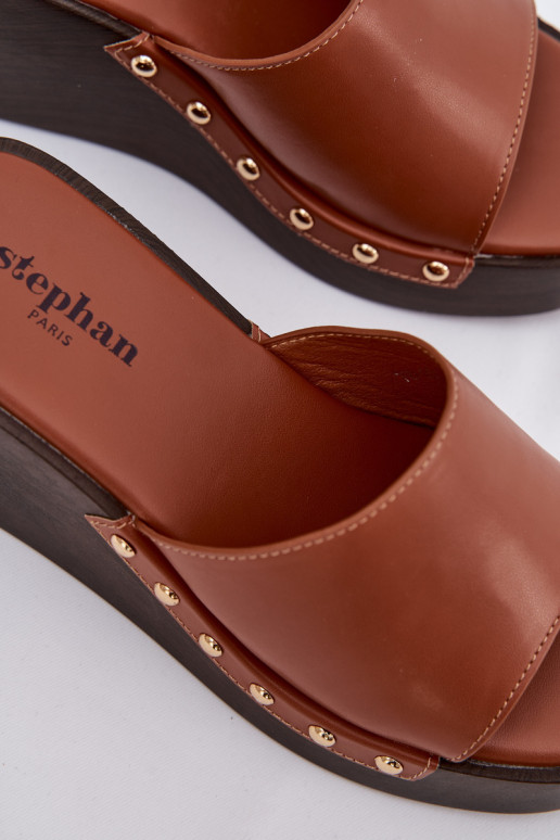 Pantofole da donna Su un cuneo Ze colore doratomi Borchie colore marrone Arionne