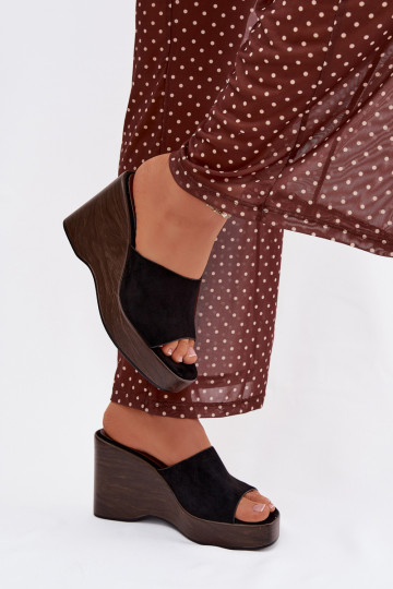 Pantofole da donna Su un cuneo colore nero Ravelia