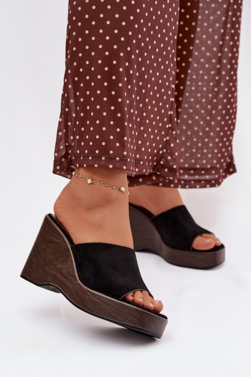 Pantofole da donna Su un cuneo colore nero Ravelia