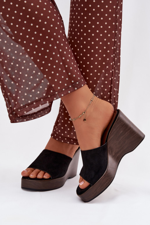 Pantofole da donna Su un cuneo colore nero Ravelia