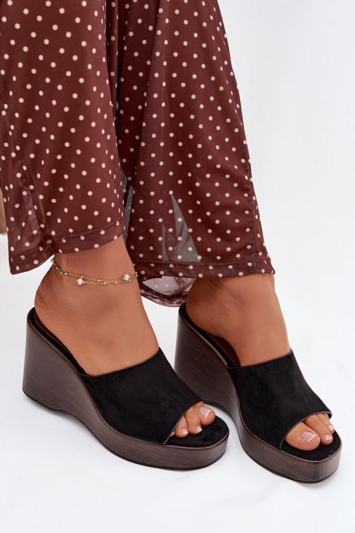 Pantofole da donna Su un cuneo colore nero Ravelia