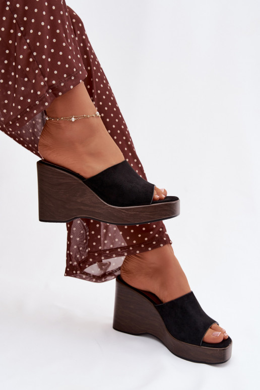 Pantofole da donna Su un cuneo colore nero Ravelia