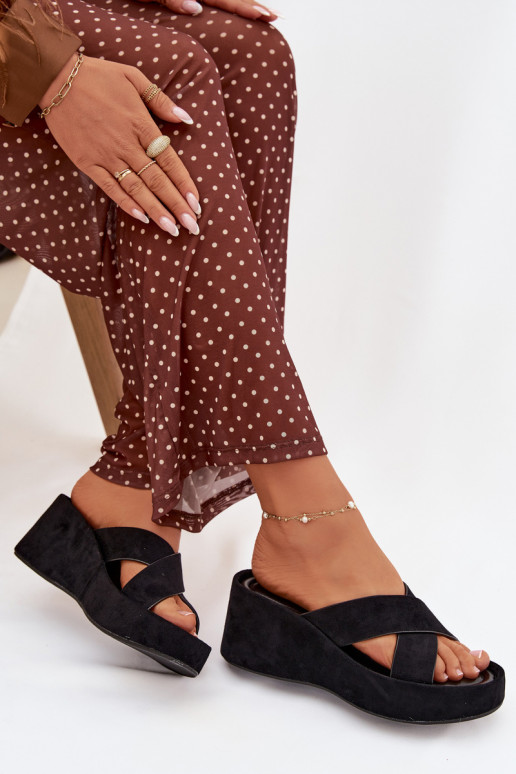 Pantofole da donna Su un cuneoin ecopelle scamosciatau colore nero Calorine