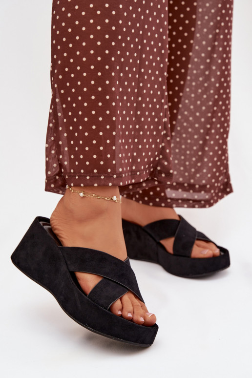 Pantofole da donna Su un cuneoin ecopelle scamosciatau colore nero Calorine