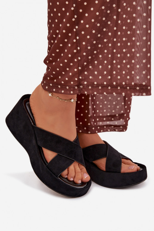 Pantofole da donna Su un cuneoin ecopelle scamosciatau colore nero Calorine