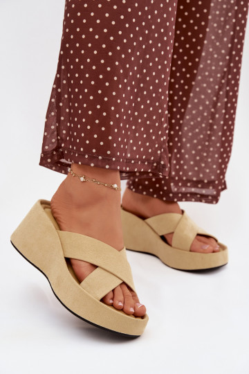 Pantofole da donna Su un cuneoin ecopelle scamosciatau colore giallo Calorine 2