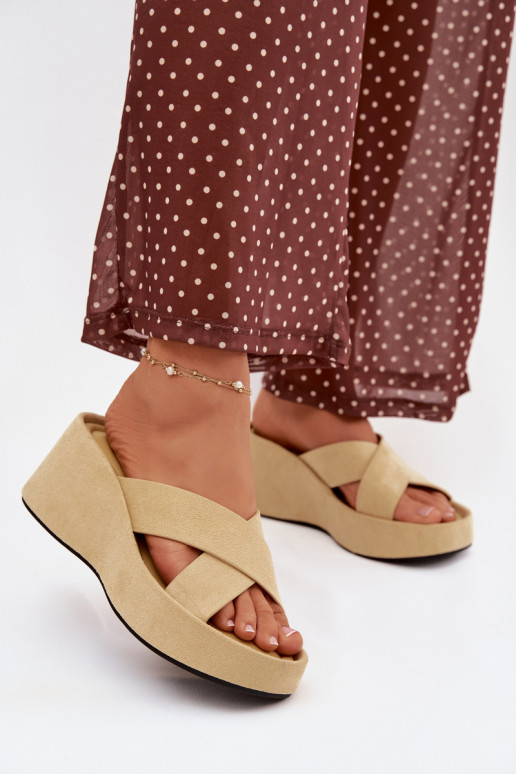 Pantofole da donna Su un cuneoin ecopelle scamosciatau colore giallo Calorine