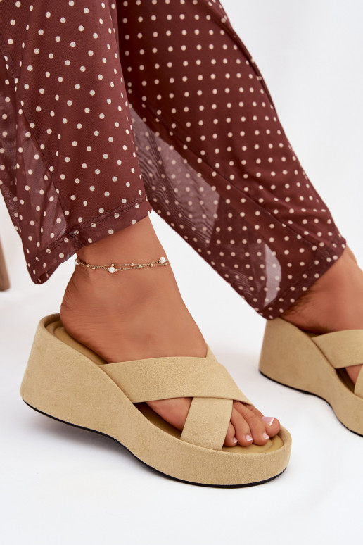 Pantofole da donna Su un cuneoin ecopelle scamosciatau colore giallo Calorine