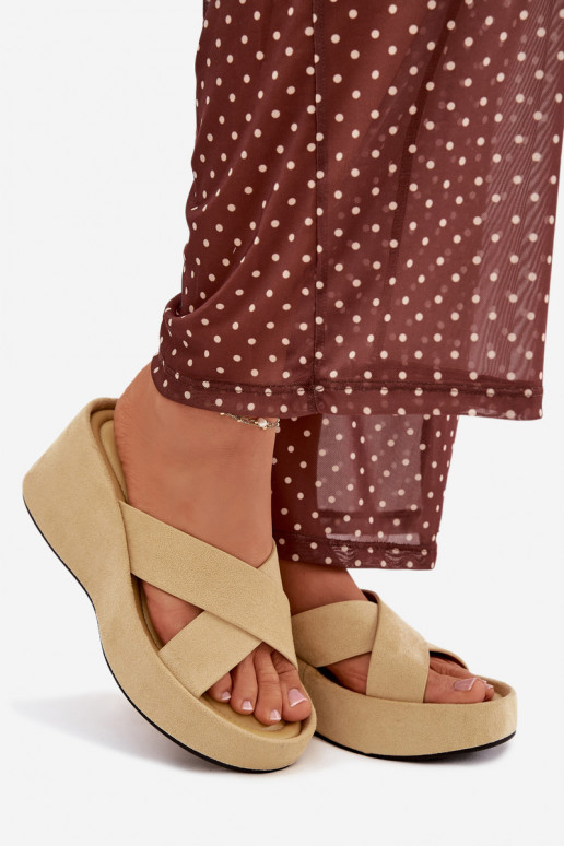 Pantofole da donna Su un cuneoin ecopelle scamosciatau colore giallo Calorine