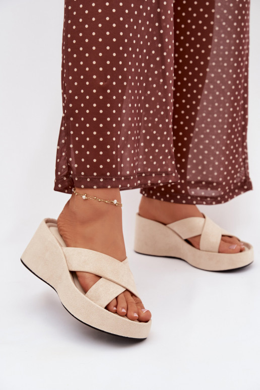 Pantofole da donna Su un cuneoin ecopelle scamosciatau beige Calorine