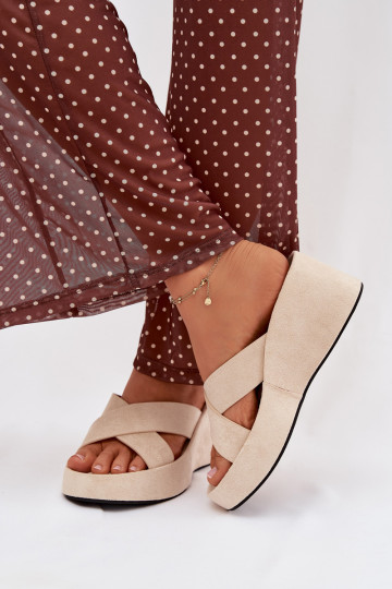 Pantofole da donna Su un cuneoin ecopelle scamosciatau beige Calorine 2