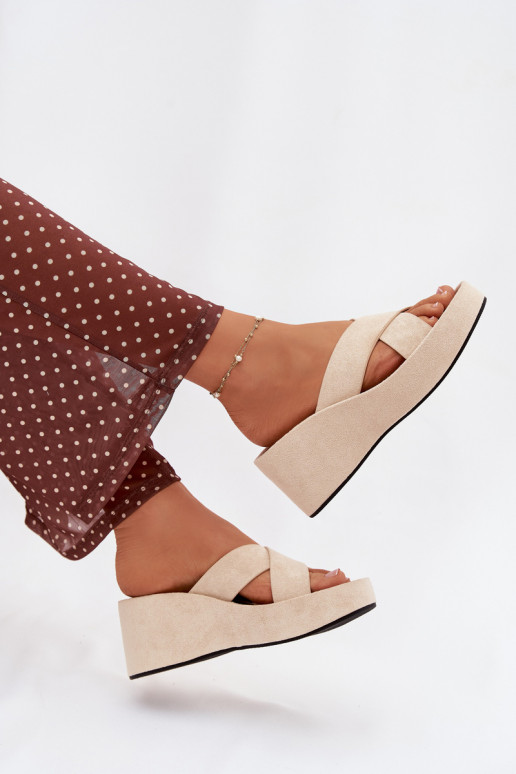 Pantofole da donna Su un cuneoin ecopelle scamosciatau beige Calorine