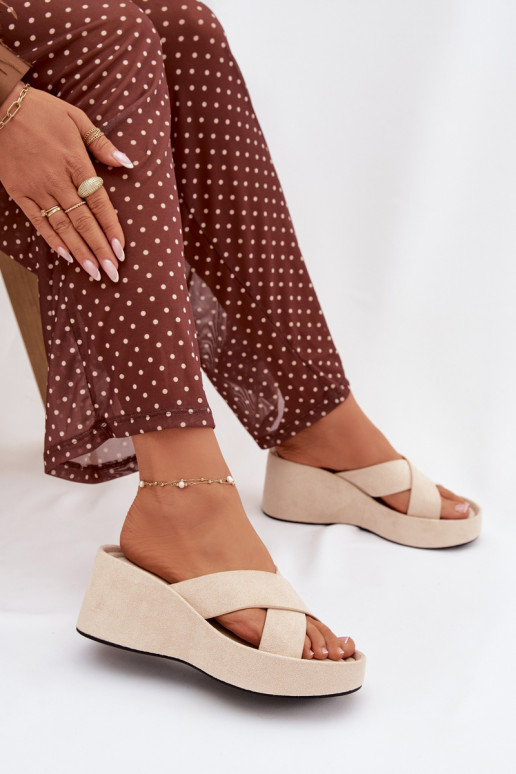 Pantofole da donna Su un cuneoin ecopelle scamosciatau beige Calorine