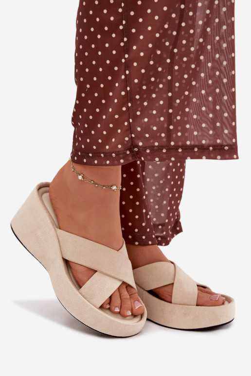 Pantofole da donna Su un cuneoin ecopelle scamosciatau beige Calorine