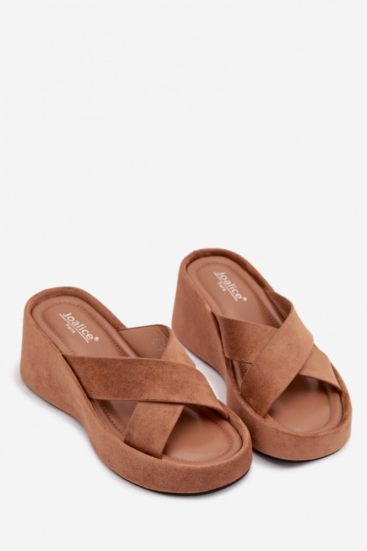 Pantofole da donna Su un cuneoin ecopelle scamosciatau colore marrone Calorine