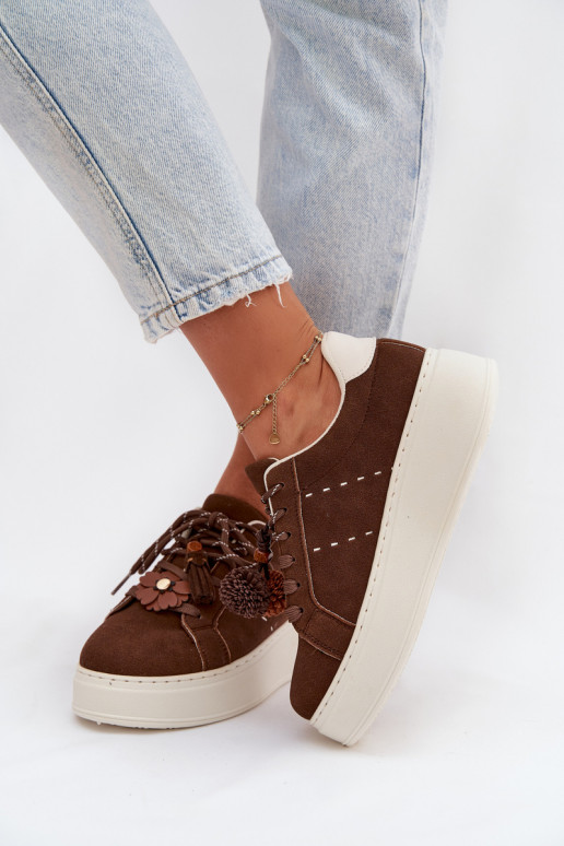 Scarpe modello sneakers Femminile con una piattaforma Con decorazionii Pomponami CzekoladoAe Corinna