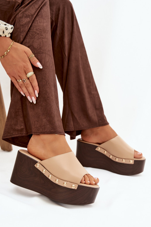 Pantofole da donna Su un cuneo con rivetti beige Devereline