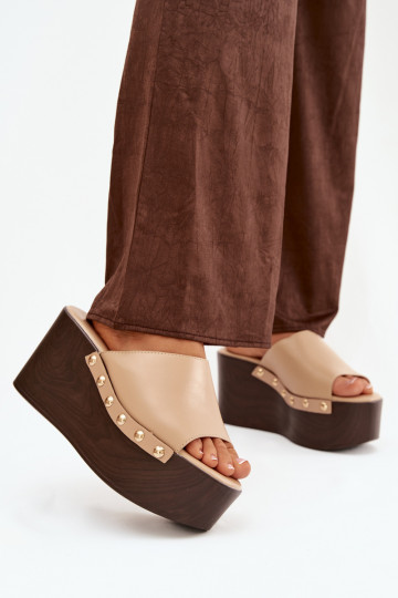 Pantofole da donna Su un cuneo con rivetti beige Devereline 2