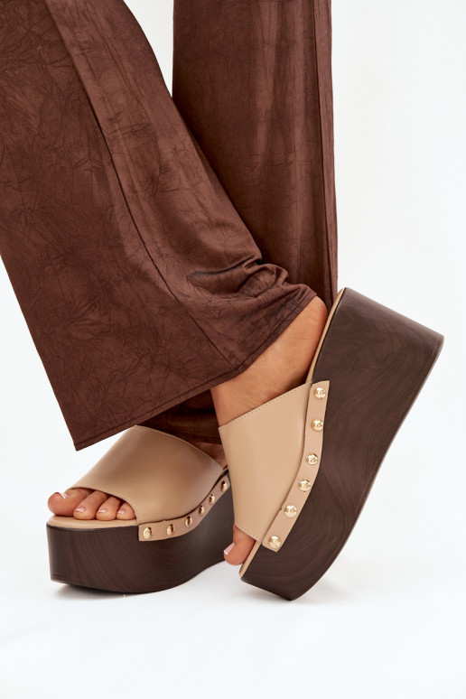 Pantofole da donna Su un cuneo con rivetti beige Devereline