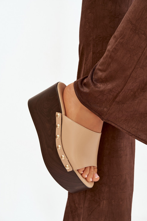 Pantofole da donna Su un cuneo con rivetti beige Devereline