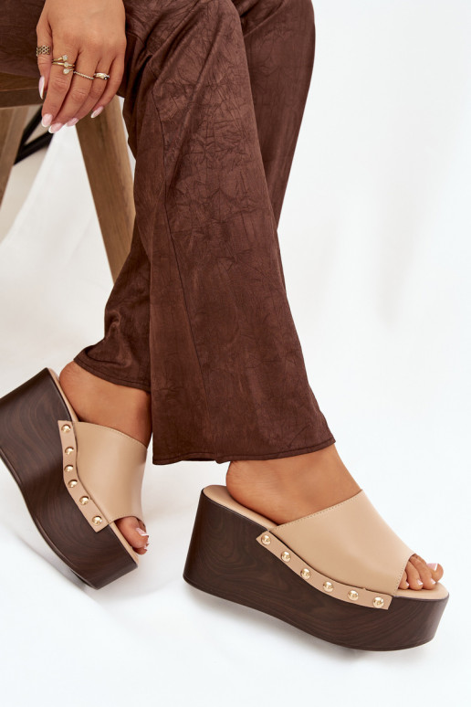 Pantofole da donna Su un cuneo con rivetti beige Devereline