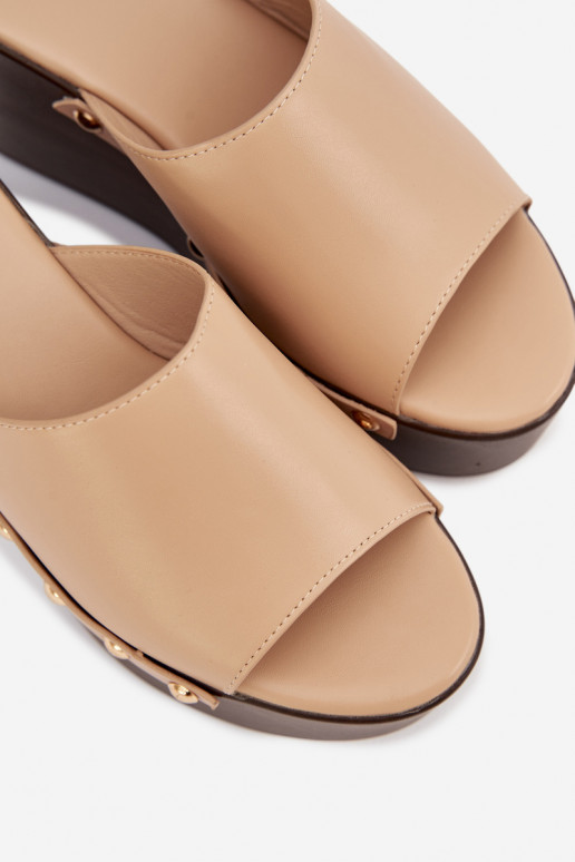 Pantofole da donna Su un cuneo con rivetti beige Devereline